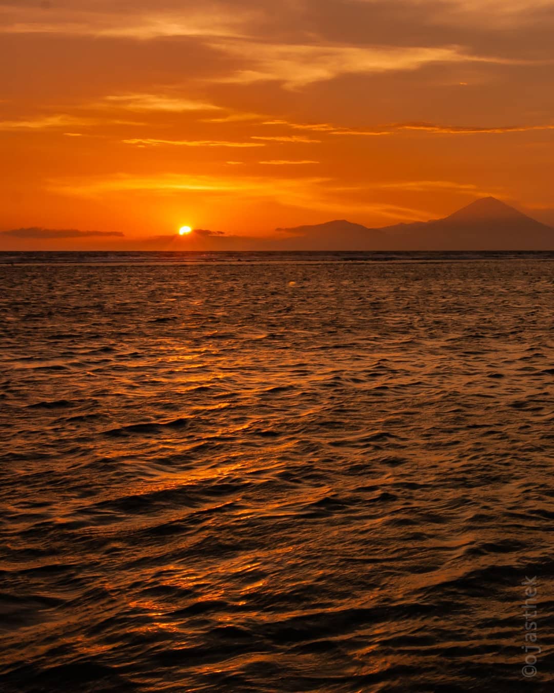 Been there done that. Watching the sun setting next to an active volcano... 🌋🌅 .